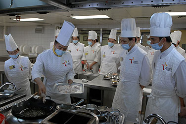 教導員示範如何烹調咕嚕雞柳