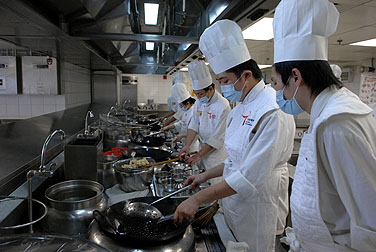 學員練習烹調咕嚕雞柳