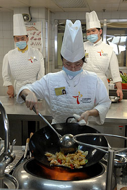 學員練習烹調咕嚕雞柳