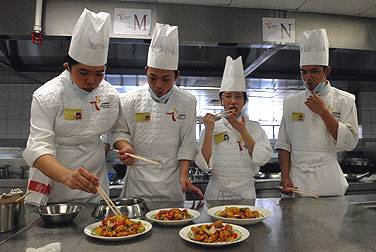 學員試食咕嚕雞柳