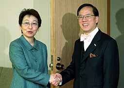 曾蔭權在東京與日本外務大臣川口順子會面