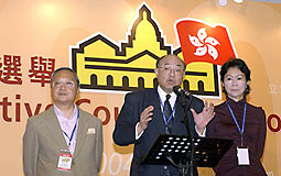 選管會主席和委員會見記者