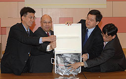 選舉管理委員會主席彭鍵基（左2）及政制事務局局長林瑞麟（左3）
