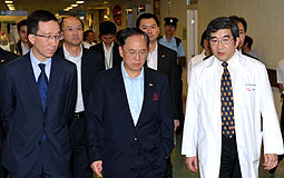 CE visits Jason Leung in hospital