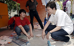林鄭月娥（右）與參賽者交談
