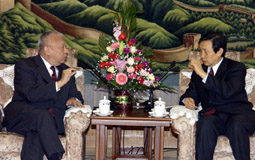 Tung Chee Hwa exchanges views with Ma Kai