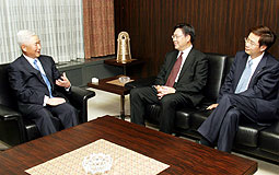 日本銀行總裁福井俊彥(左)與馬時亨