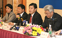 浙江省副省長鍾山(右2)