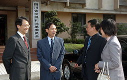 （左起）：陸仿真、李亞平、許述生及駐成都辦副主任譚幗貞