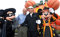 Mickey, Disney HK's chief Bill Ernest, Stephen Ip & Minnie