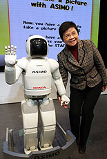 劉吳惠蘭與機械人合照