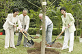 主禮嘉賓在樹木研習徑開幕禮上栽種蘋婆樹