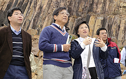 劉吳惠蘭(左3)與佐藤重和(左2)遊覽萬宜地質步道