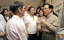 曾荫权与长者交谈