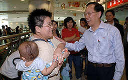 行政長官與東涌居民交談