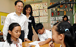 曾荫权参观李升大坑学校