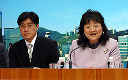 周達明和尤曾家麗談社區接力跑安排