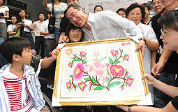 唐英年探訪地震傷員康復中心