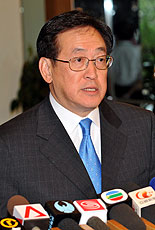 周一岳会见传媒