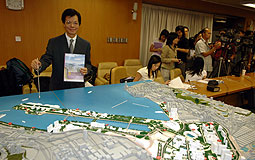 規劃署署長馮志強展示啟德發展區的立體模型