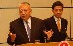 行政長官董建華與�生福利及食物局局長楊永強