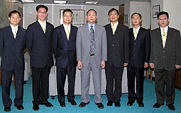黎楝國與赴韓交流員工合照