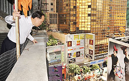 Donald Tsang at crime site