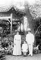 施塔福與妻兒1910年夏天攝於上海