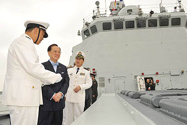 曾蔭權（左2）參觀「舟山號」
