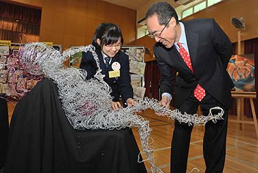 唐英年（右）探訪筲箕灣官立中學