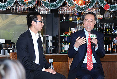 唐英年（右）出席香港記者協會午餐會