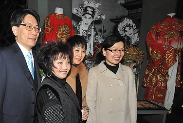 「梨園生輝 --- 唐滌生與任劍輝」