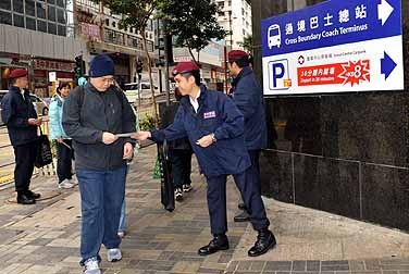 少年警訊成員派發禁毒宣傳單張