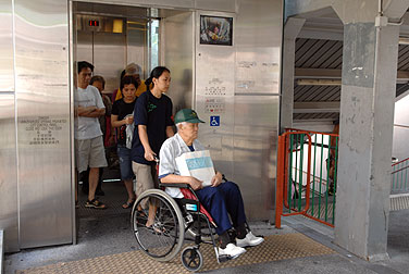 荃灣近路德圍行人天橋