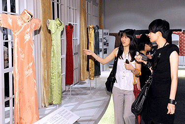 魅力非凡的旗袍展覽引本地市民入場欣賞