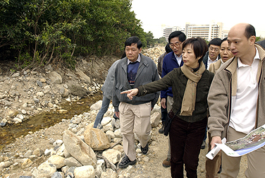 視察大嶼山東涌河
